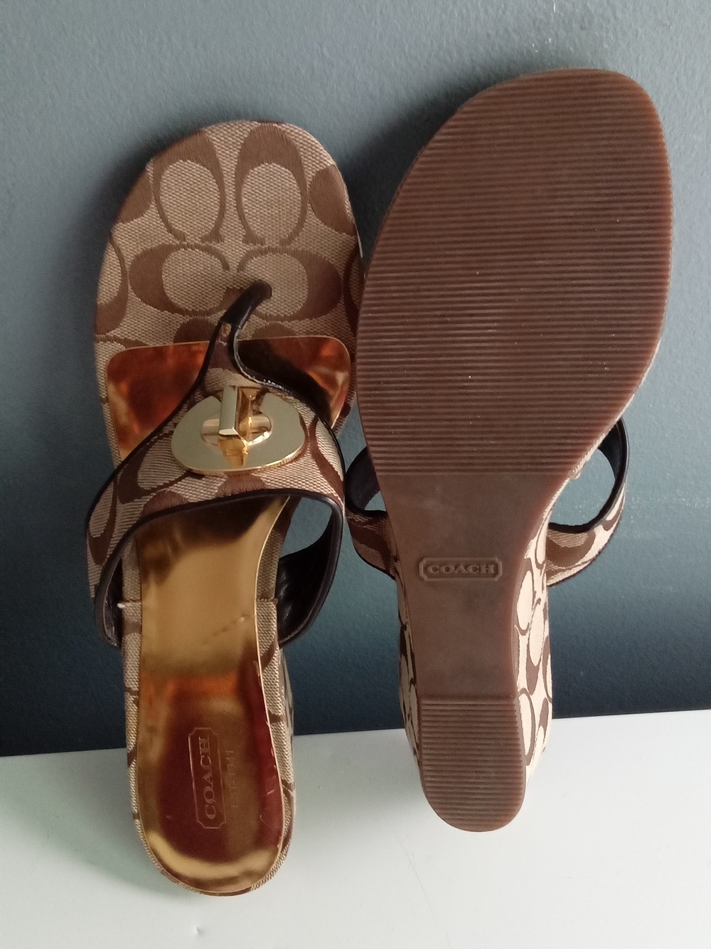 Coach Signature Jacquard Turnlock Wedge Sandals Brown Tan Gold A0567 Womens 8.5B - Picture 6 of 6